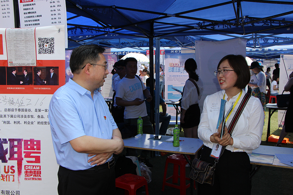 罗士喜与参会企业代表亲切交流