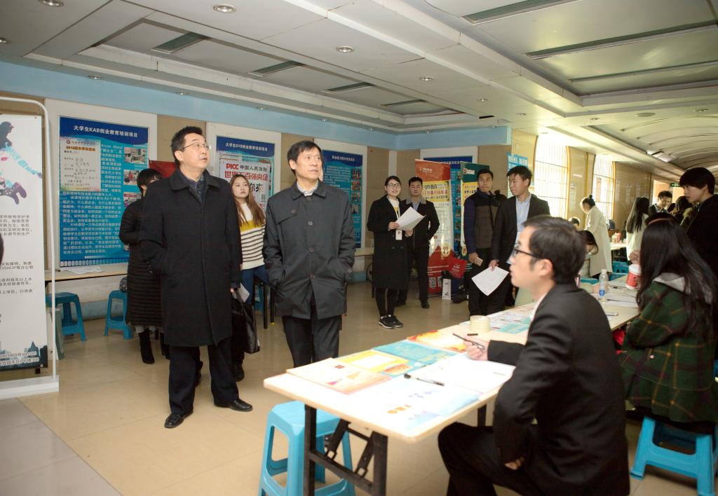 副校长许圣道到双选会现场检查指导