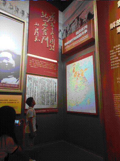 19,墙上贴着海报描述已自动生成