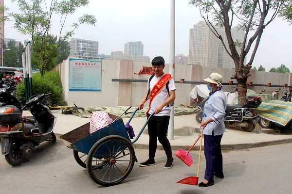 帮忙社区清扫垃圾