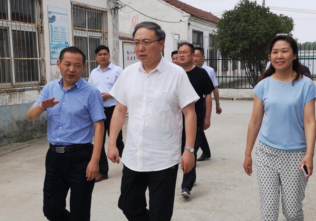 深入帮扶村小学调研