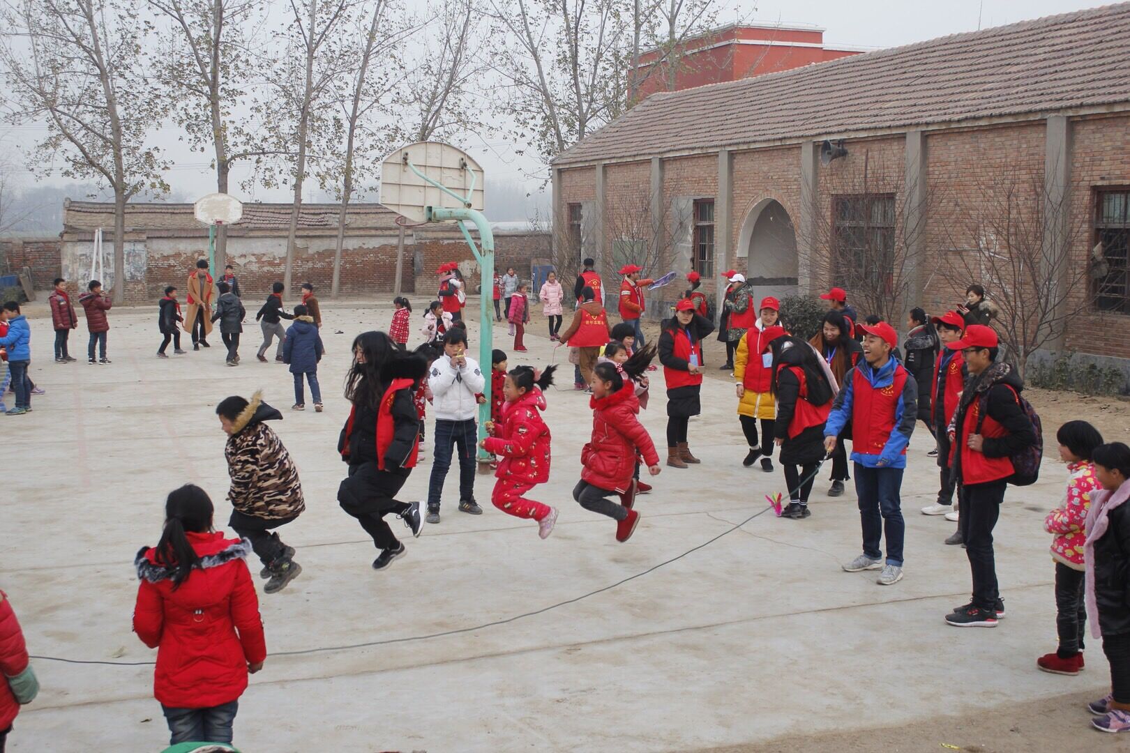 与孩子们一起做游戏