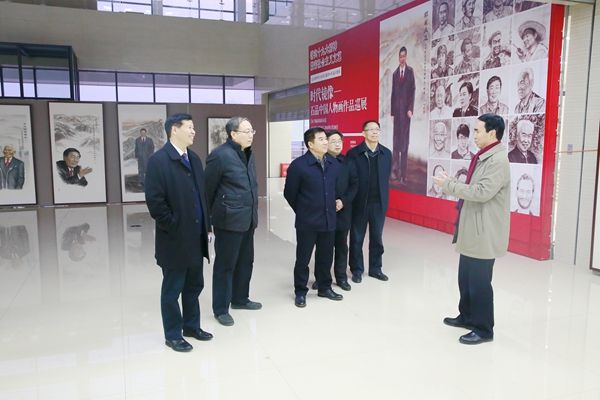 教育厅领导参观画展
