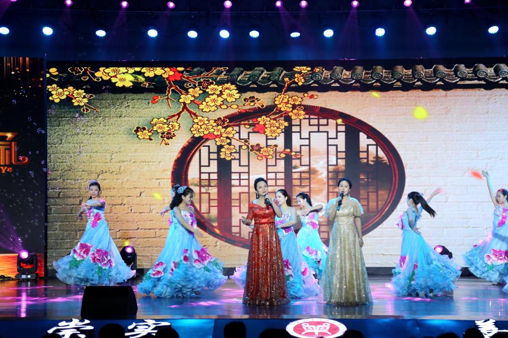 精彩节目(八):歌伴舞《家和万事兴》