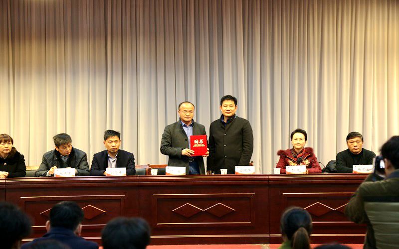 校党委副书记、副校长曾照烨为邱骏颁发客座教授聘书