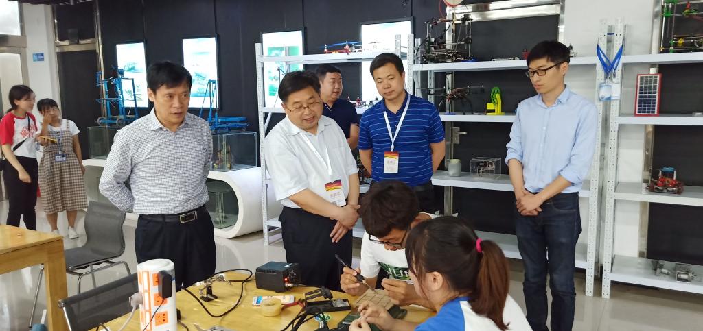 校长罗士喜、副校长许圣道考察黄淮学院创业园