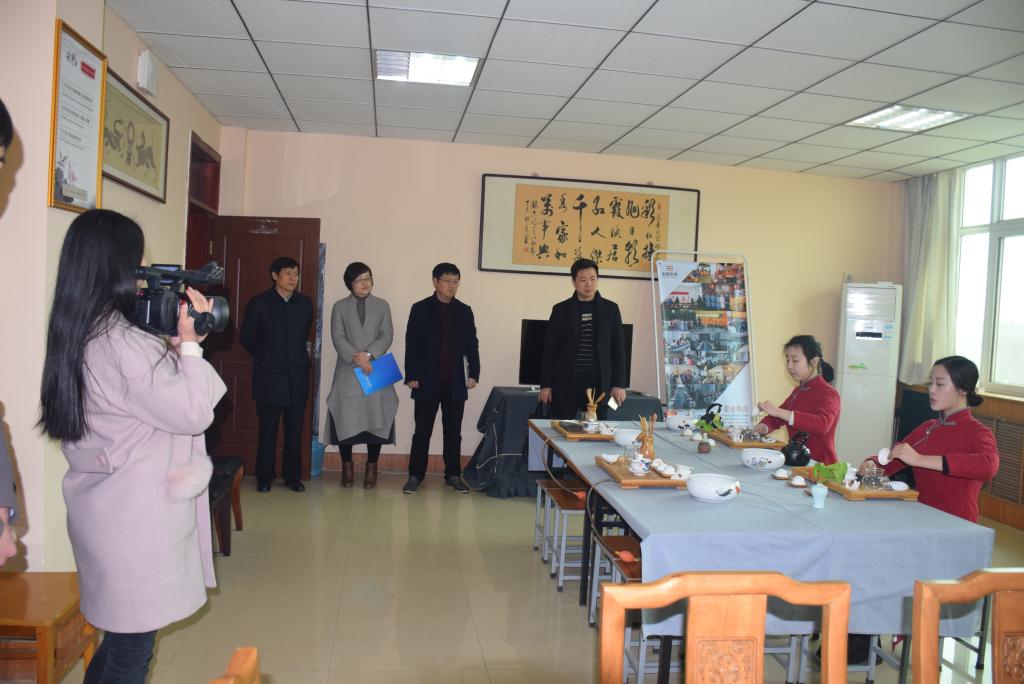 专家组在大学生创业园实地考察