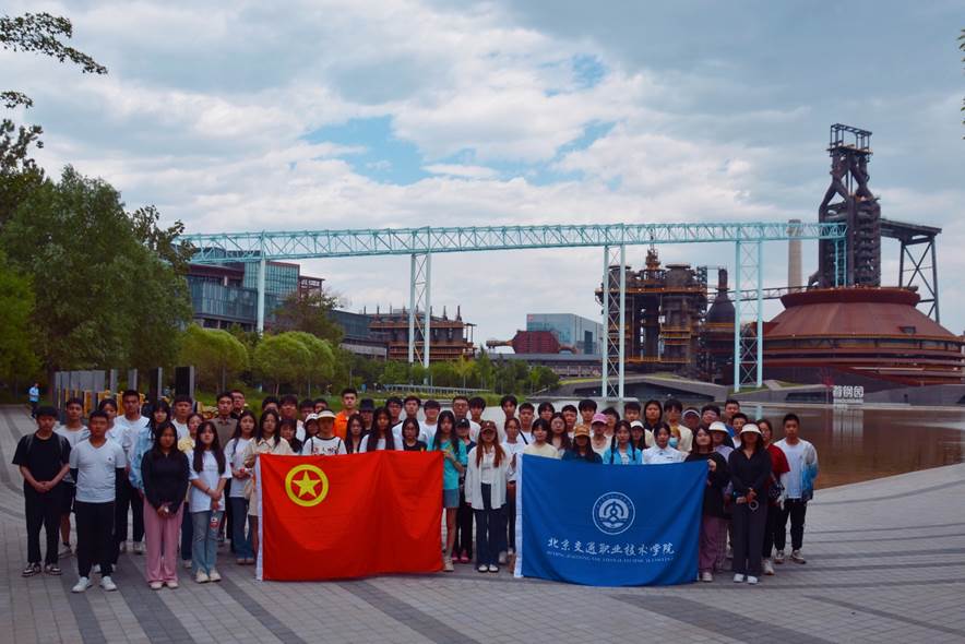 建筑前的广场上有许多人描述已自动生成